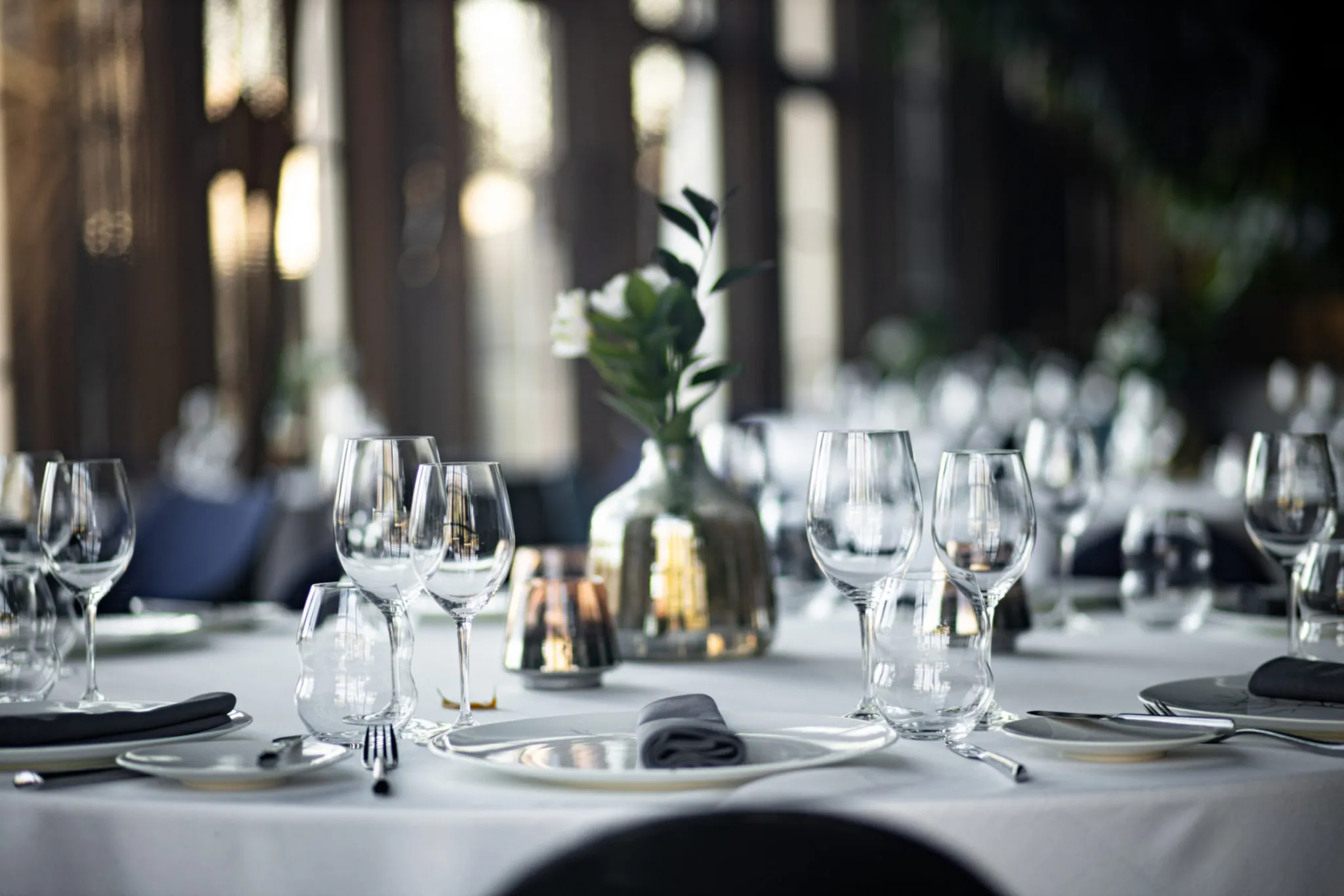 Gedeckter Restauranttisch mit einheitlicher Mietwäsche