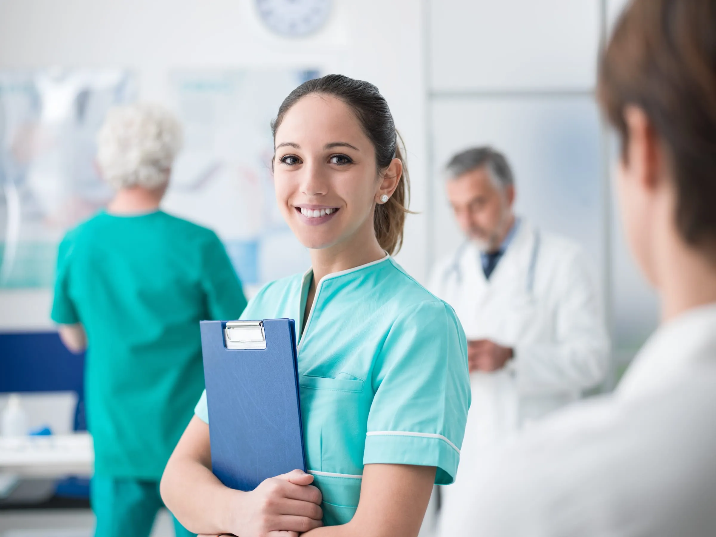 Krankenschwester mit medizinischer Berufsbekleidung